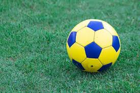 观看足球比赛直播场景